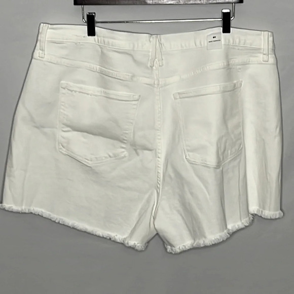 Good American Good 90's High Waisted Distressed Denim Shorts in White - Size 20 - Picture 4 of 9
